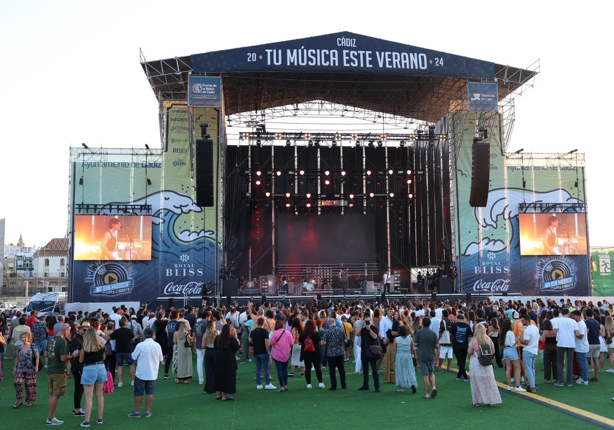 Más de 15.000 personas se han dado cita en el Muelle Reina Victoria para celebrar los diez años del NoSinMúsica