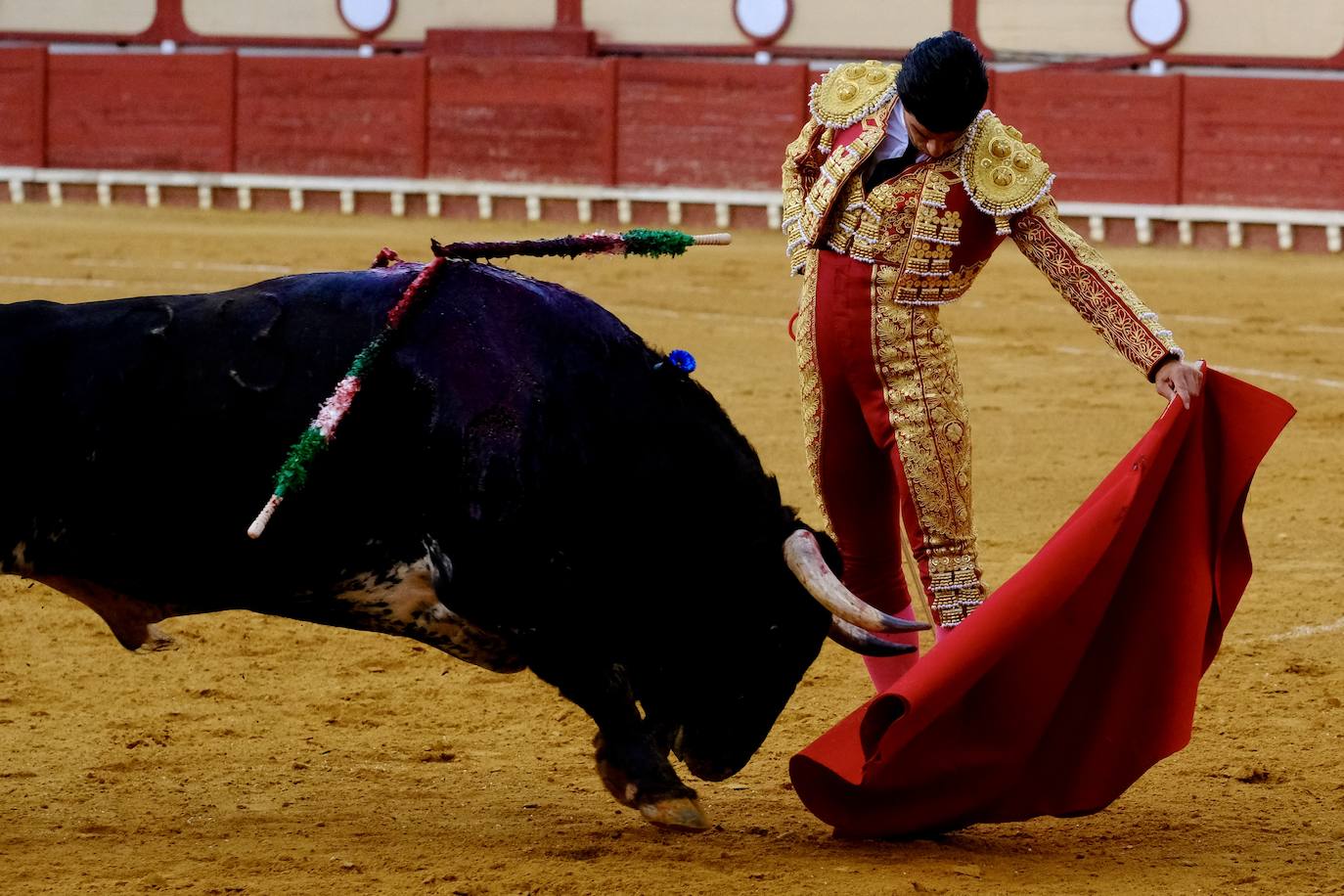 Rotundo triunfo de Manzanares que sale a hombros junto a Aguado en la última corrida del verano en El Puerto