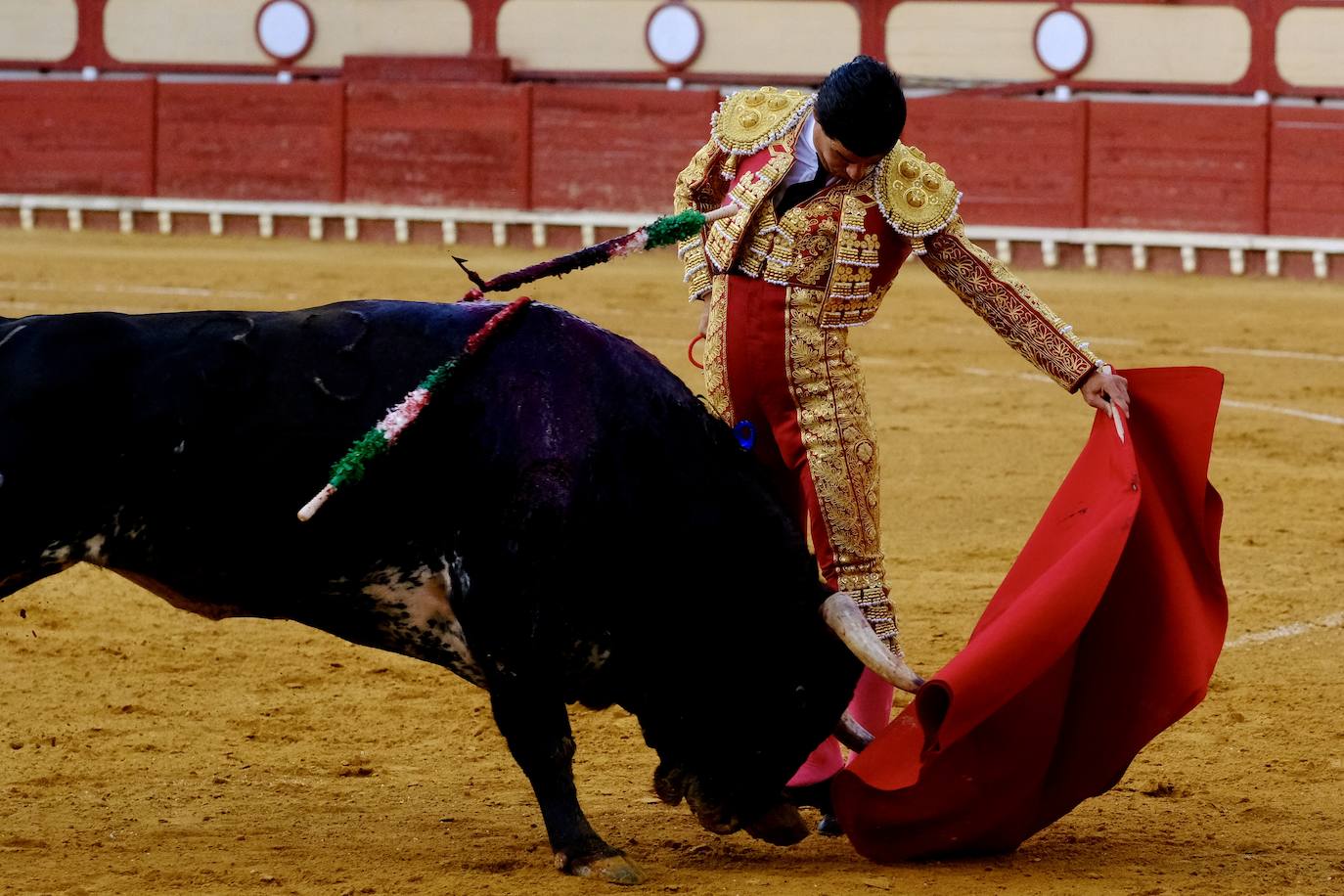 Rotundo triunfo de Manzanares que sale a hombros junto a Aguado en la última corrida del verano en El Puerto