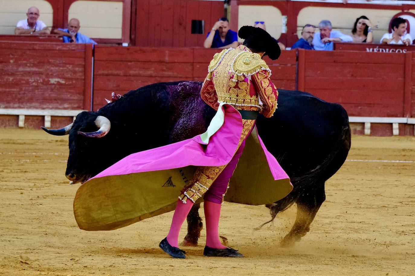 Rotundo triunfo de Manzanares que sale a hombros junto a Aguado en la última corrida del verano en El Puerto