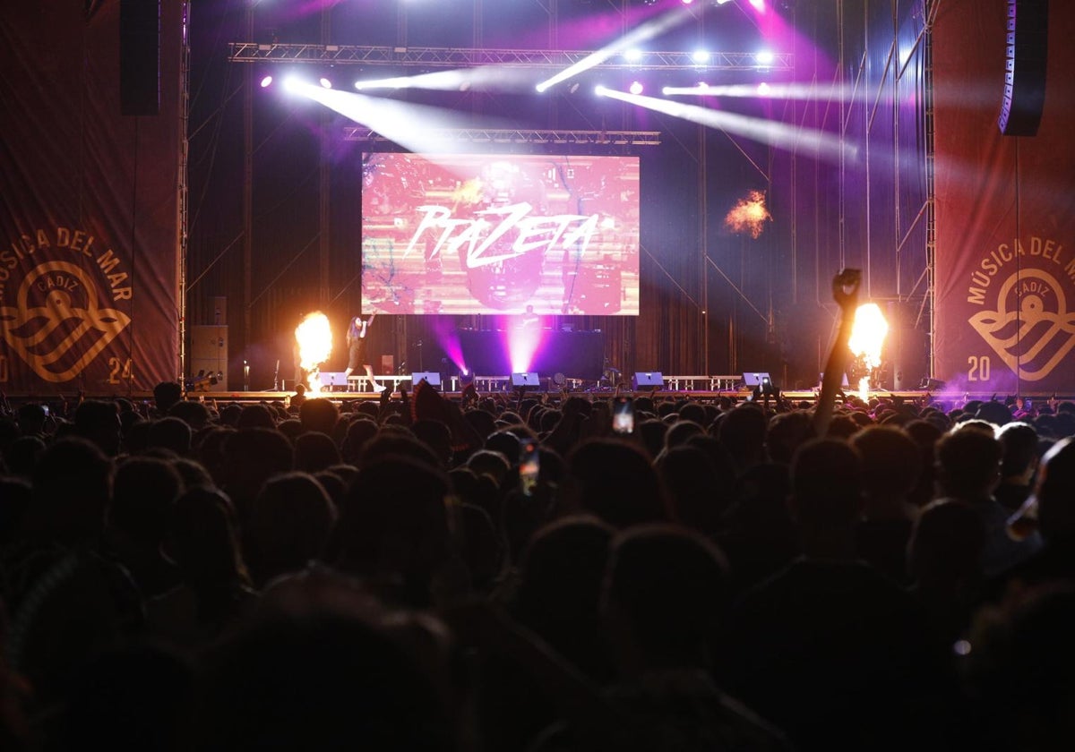 Ambientazo en el Muelle de Cádiz con motivo de los conciertos gratuitos del Ciclo Música del Mar.