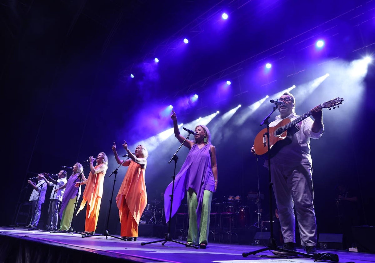 Los integrantes de Siempre Así actuando este domingo en El Puerto.