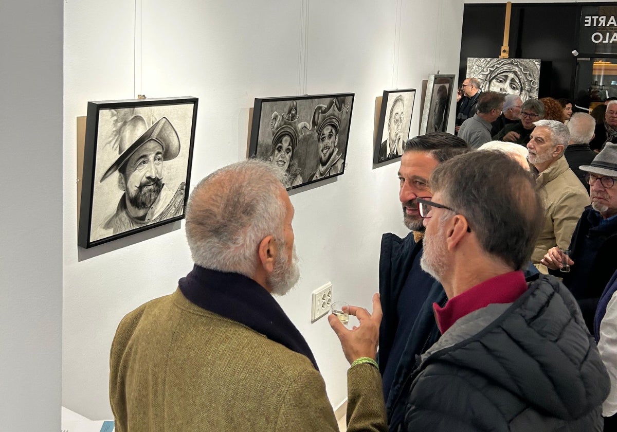 Los gaditanos que visitaron la exposición disfrutaron de los cuadros del pintor.