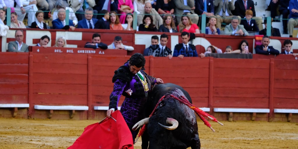 Morante de la Puebla borda el toreo en Jerez y corta el rabo de un noble toro de Álvaro Núñez