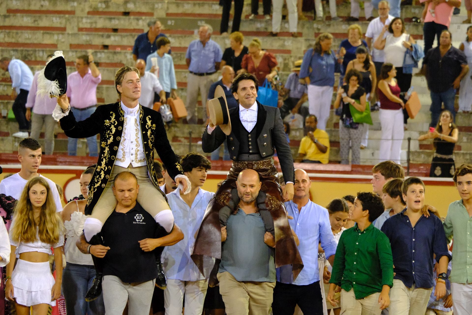 Fotos: Rui Fernandes y Diego Ventura salen a hombros en la nocturna de rejones de El Puerto