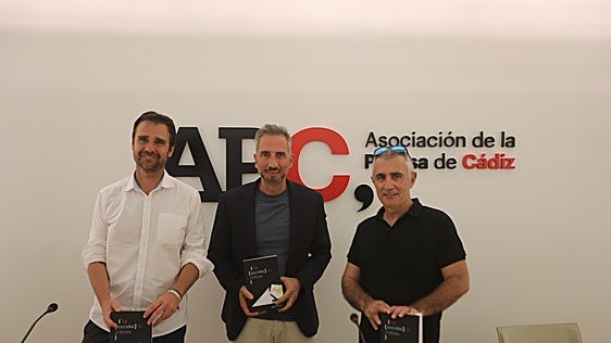 El periodista Jesús Álvarez presenta 'La escoba de Dios' en Cádiz