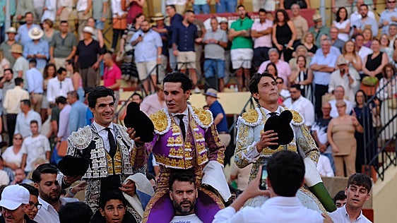 Aguado, Talavante y Roca Rey abrieron la puerta grande del coso de El Pino de Sanlúcar.