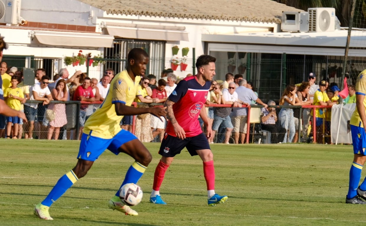 Sergio González utilizó a todos los futbolistas ante el Barbate.