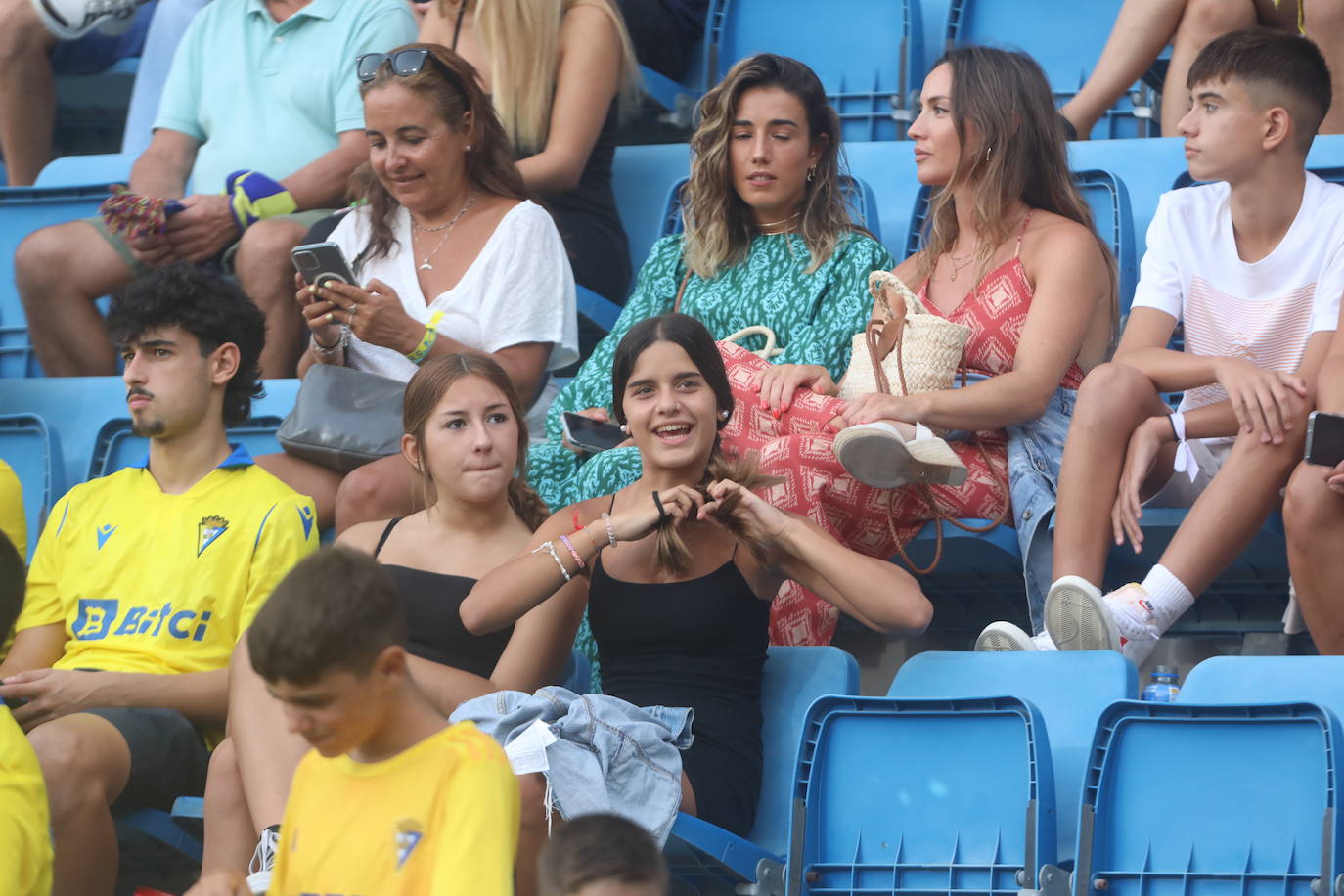 Búscate en las gradas de Carranza en el Cádiz - Athletic de Bilbao