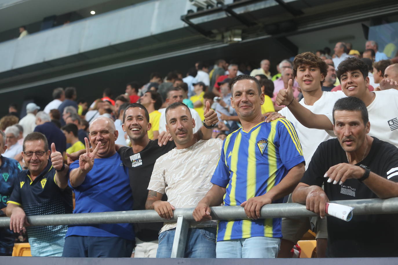 Búscate en las gradas de Carranza en el Cádiz - Athletic de Bilbao