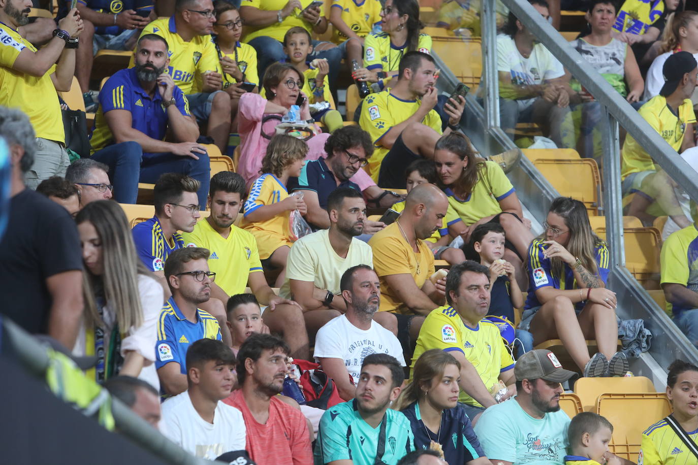 Búscate en las gradas de Carranza en el Cádiz - Athletic de Bilbao