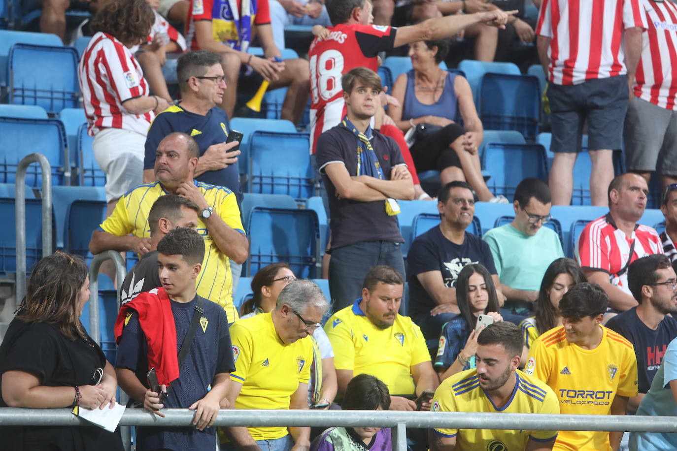 Búscate en las gradas de Carranza en el Cádiz - Athletic de Bilbao