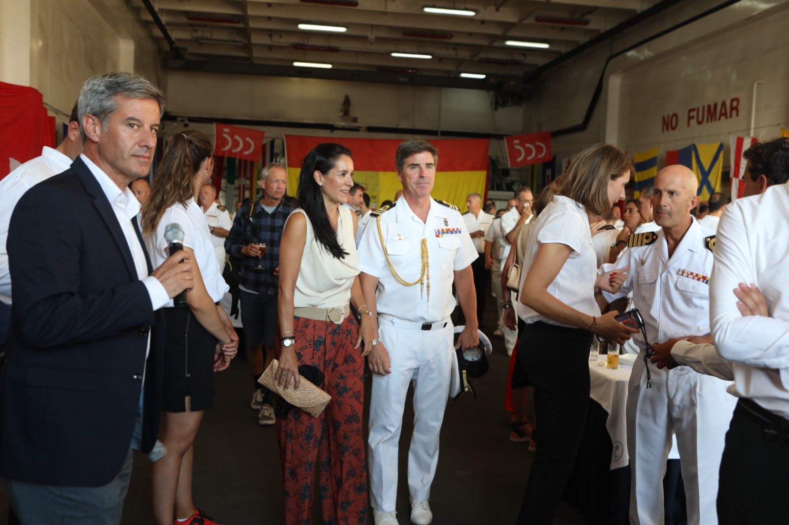 Las imágenes de la presentación del equipo español de SailGP a bordo de un buque militar