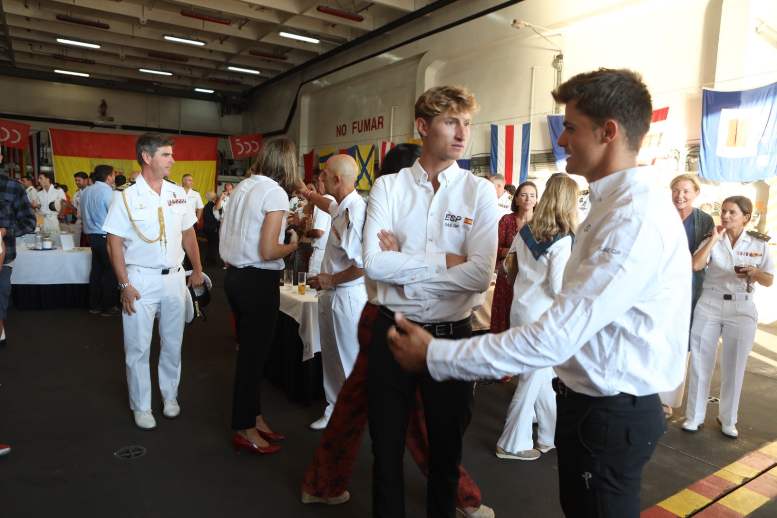 Las imágenes de la presentación del equipo español de SailGP a bordo de un buque militar