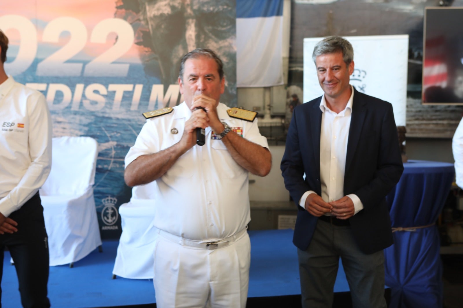 Las imágenes de la presentación del equipo español de SailGP a bordo de un buque militar