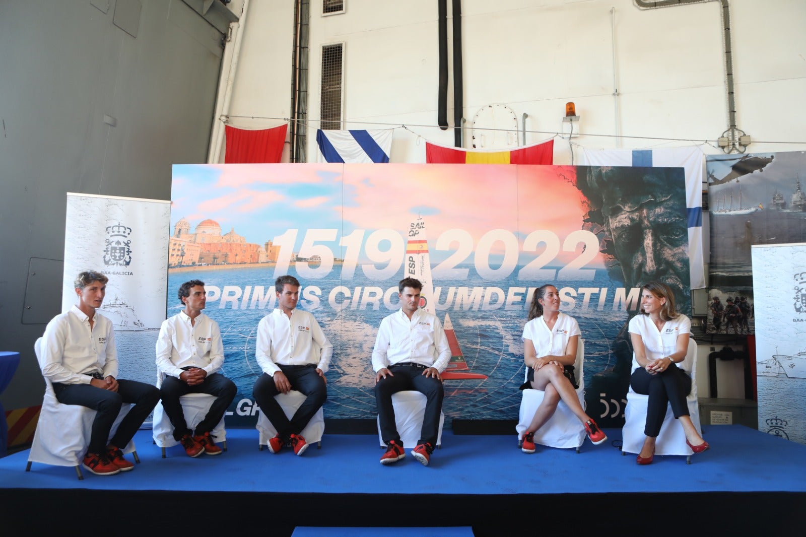 Las imágenes de la presentación del equipo español de SailGP a bordo de un buque militar