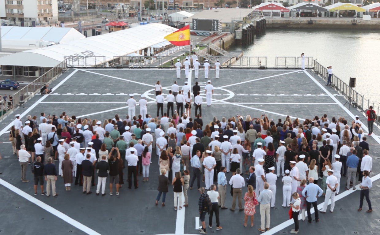 Presentación del equipo español de SailGP en el muelle de Cádiz.