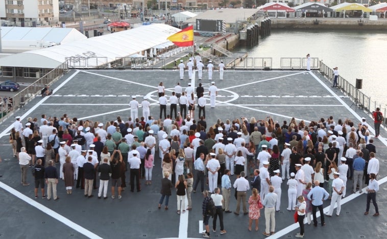 Las imágenes de la presentación del equipo español de SailGP a bordo de un buque militar