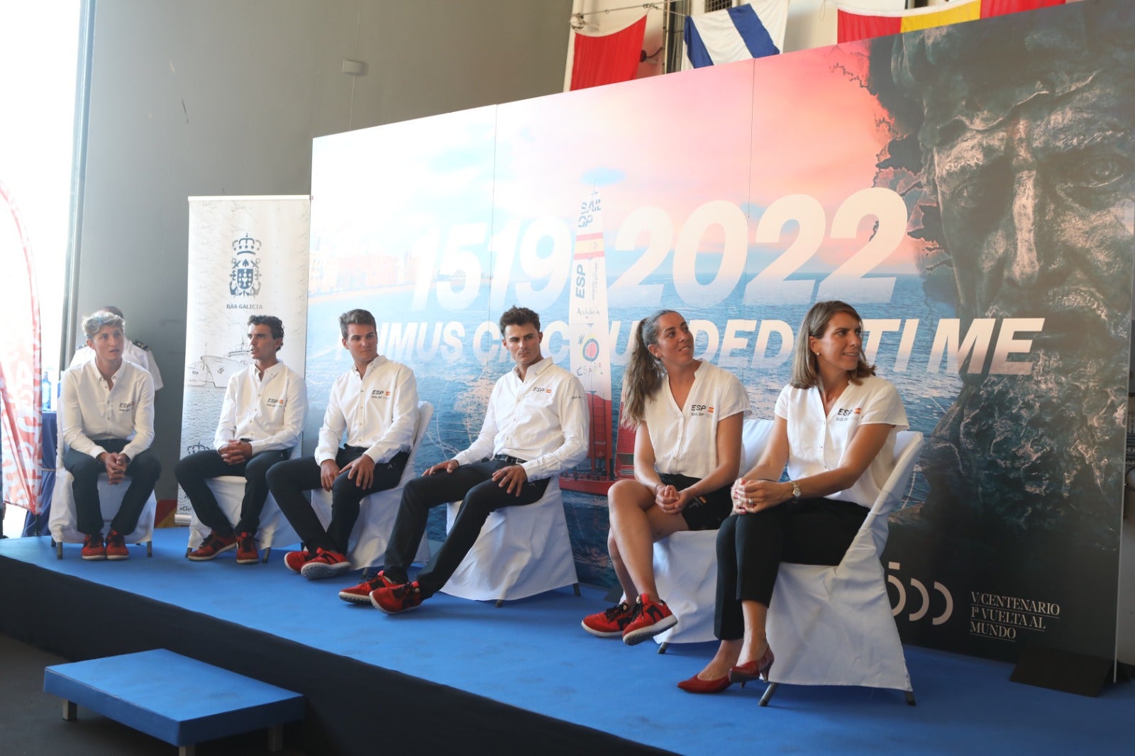 Las imágenes de la presentación del equipo español de SailGP a bordo de un buque militar