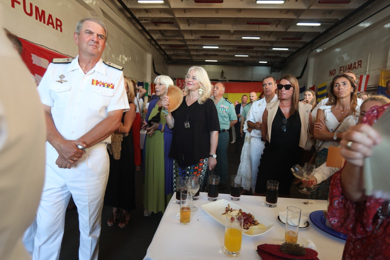 Las imágenes de la presentación del equipo español de SailGP a bordo de un buque militar