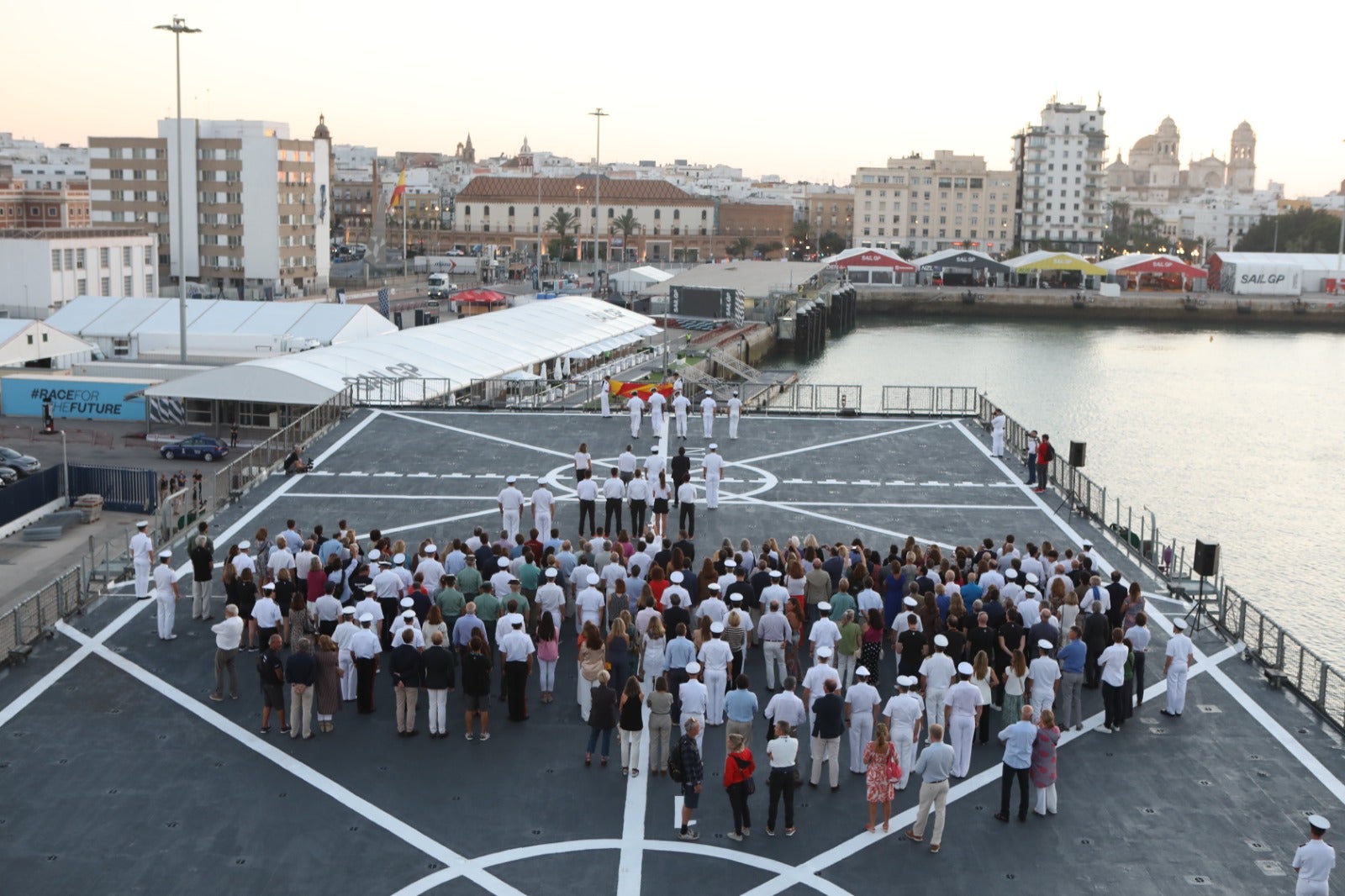 Las imágenes de la presentación del equipo español de SailGP a bordo de un buque militar