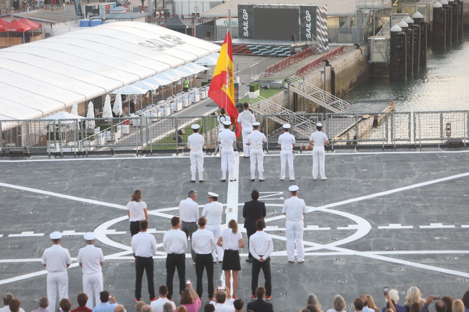 Las imágenes de la presentación del equipo español de SailGP a bordo de un buque militar