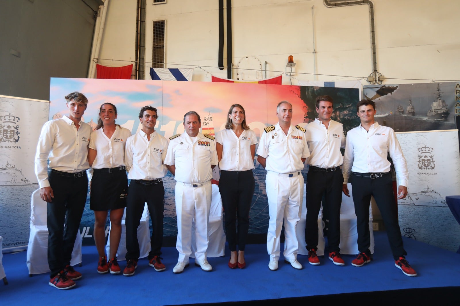 Las imágenes de la presentación del equipo español de SailGP a bordo de un buque militar