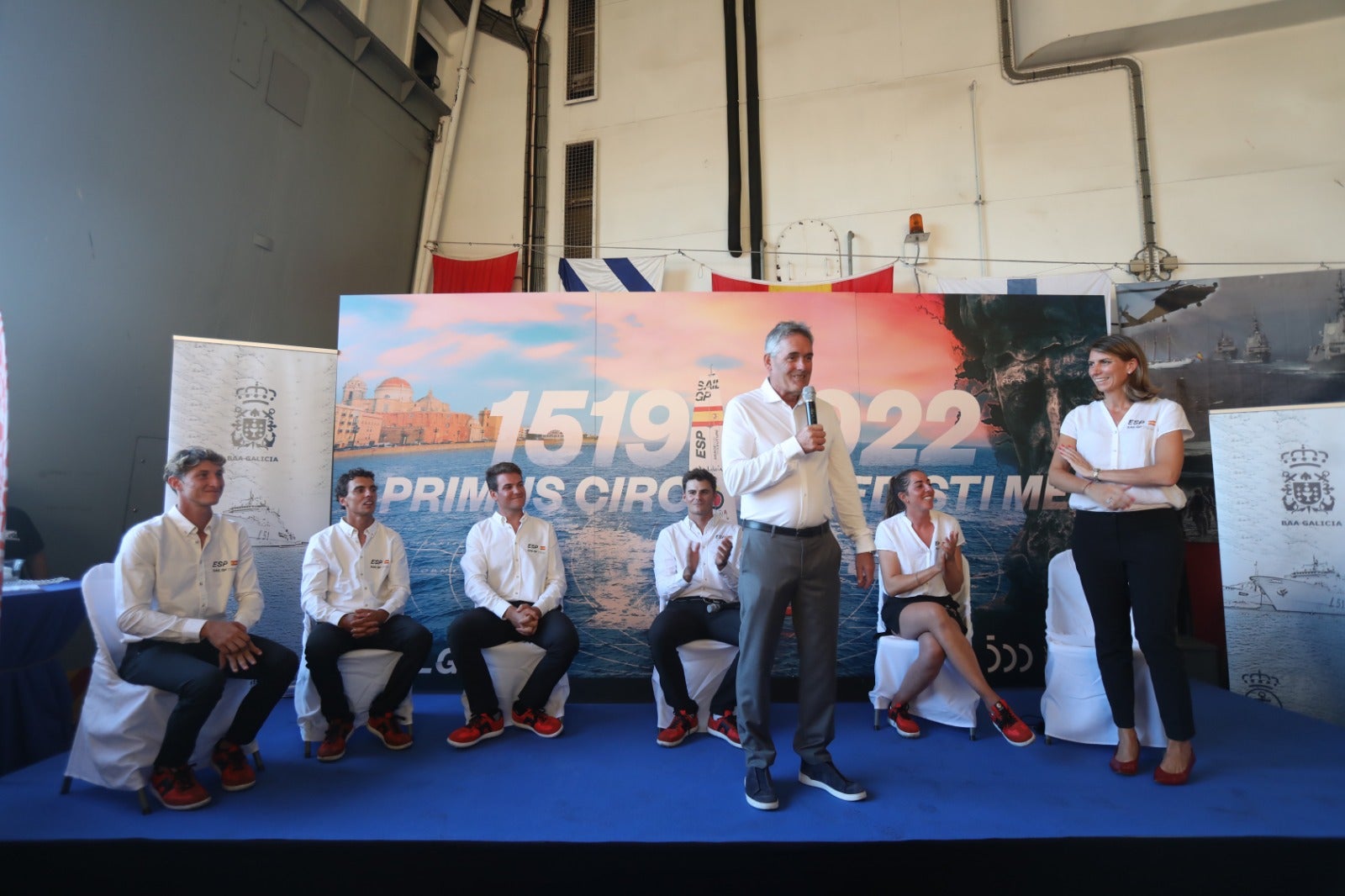 Las imágenes de la presentación del equipo español de SailGP a bordo de un buque militar