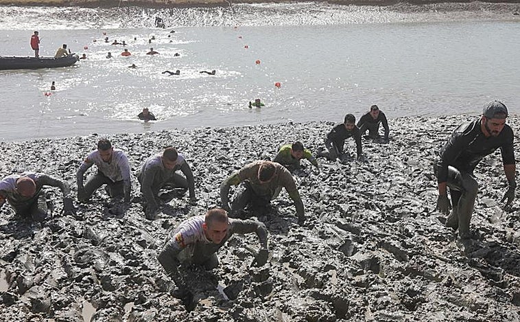 La Infantería de Marina pone a prueba la superación extrema en la Bahía de Cádiz