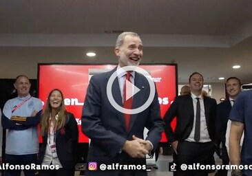 Vídeo: La parodia del saludo de Felipe VI a la selección española se hace viral en redes