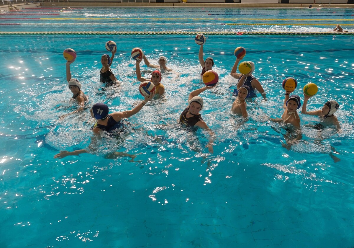 Los jóvenes entrenan en la piscina del Ciudad de Cádiz