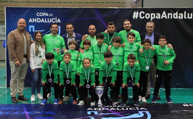 La selección benjamín posa con su copa de subcampeón.