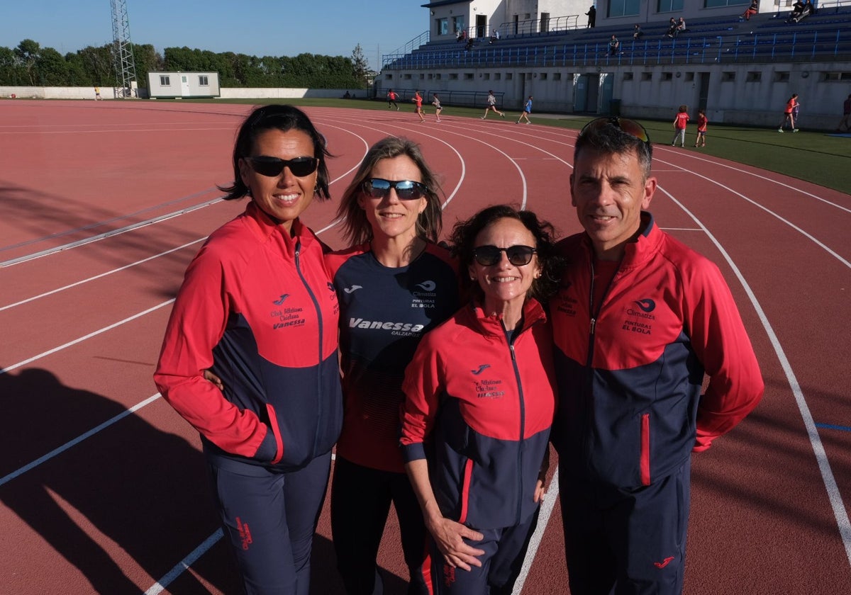 Los atletas gaditanos, en el Estadio de Atletismo Huerta Mata (Chiclana), antes de viajar a Polonia.