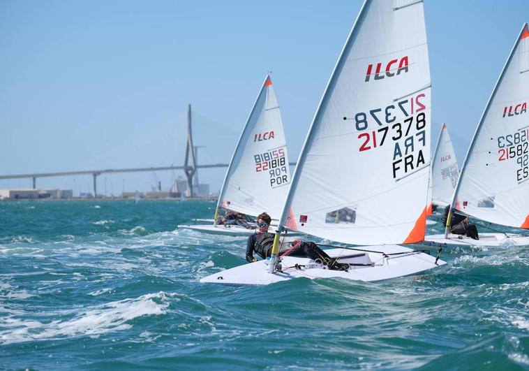 Potente inicio del Europeo de ILCA 4 en Cádiz