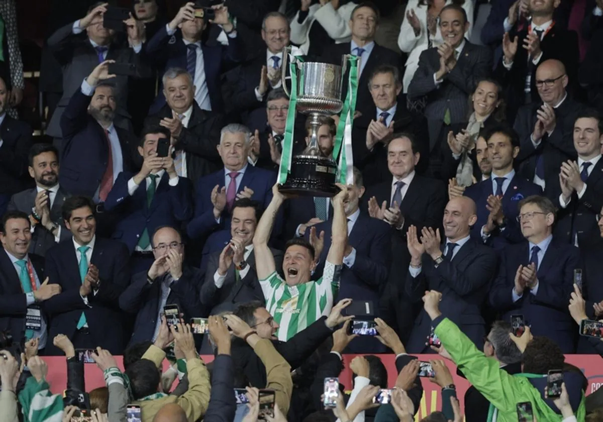 Joaquín celebra su última Copa del Rey con el Real Betis.