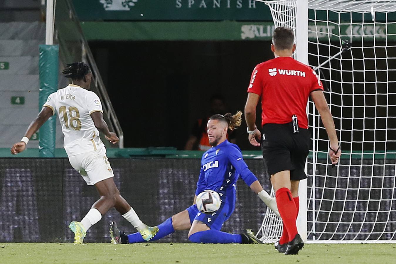 Fotos: Las imágenes del encuentro Elche-Cádiz
