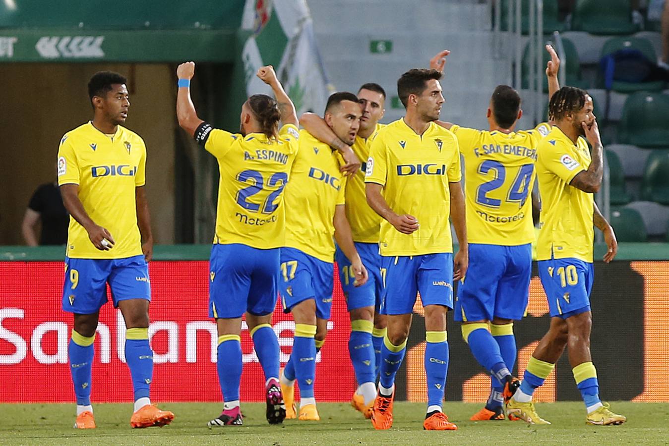 Fotos: Las imágenes del encuentro Elche-Cádiz