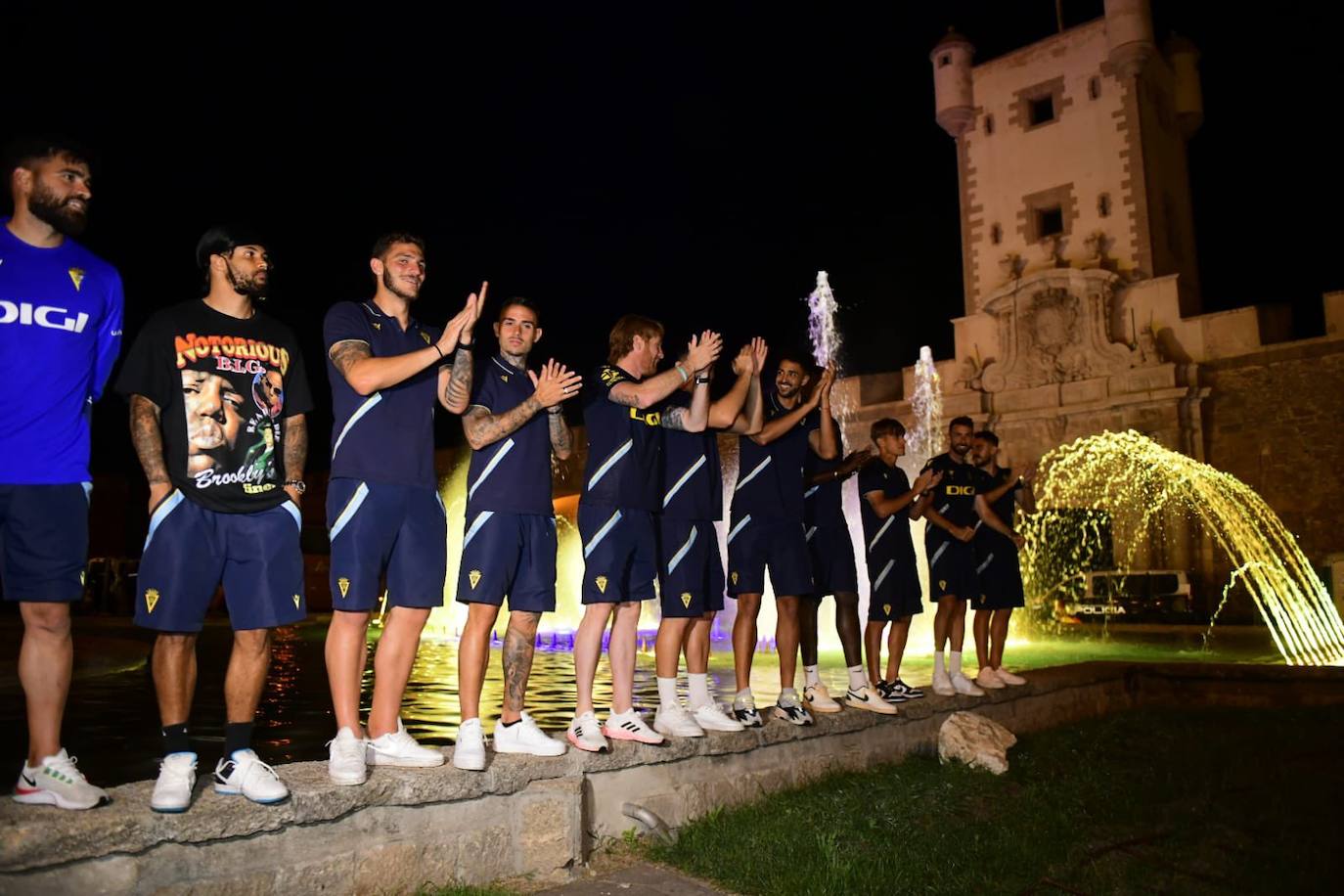 Fotos: los jugadores del Cádiz CF celebran la permanencia con los aficionados en Puertas de Tierra