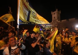 Video: Los aficionados cadistas celebran la permanencia en las Puertas de Tierra