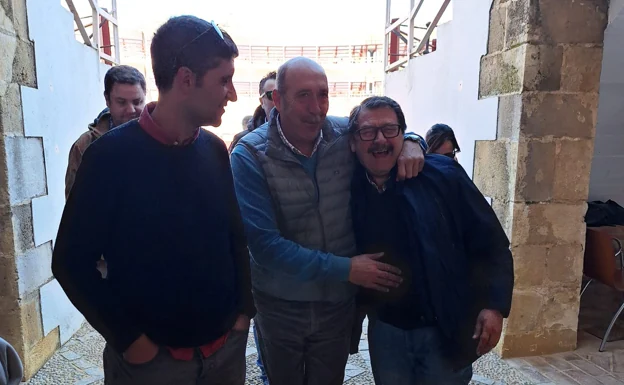 El concejal Carmelo Navarro bromeó con Quique Lafuente en presencia de Álvaro Geneiro.