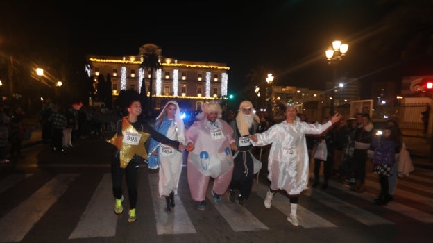 Ambiente festivo en la VI San Silvestre Gaditana.