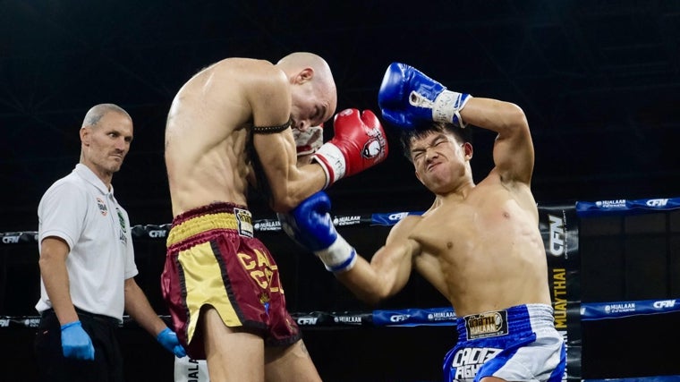 Carlos Coello en su combate con Jatuphon Raksapa.