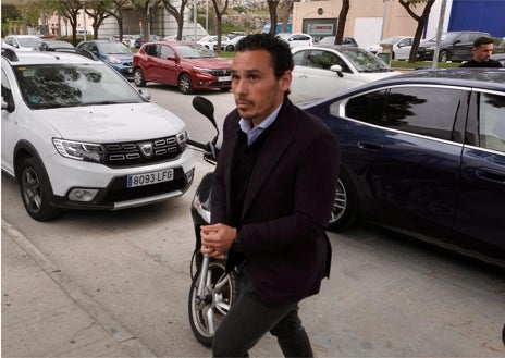 Imagen secundaria 1 - Sevillistas como el jugador Jesús Navas o el presidente José María del Nido (hijo) no dudaron en acompañar en tan duro trance al exfutbolista béticos, que como no pudo ser de otra forma recibió el ánimo de los suyos, con Gordillo a la cabeza como presidente de honor de la entidad de Heliópolis.