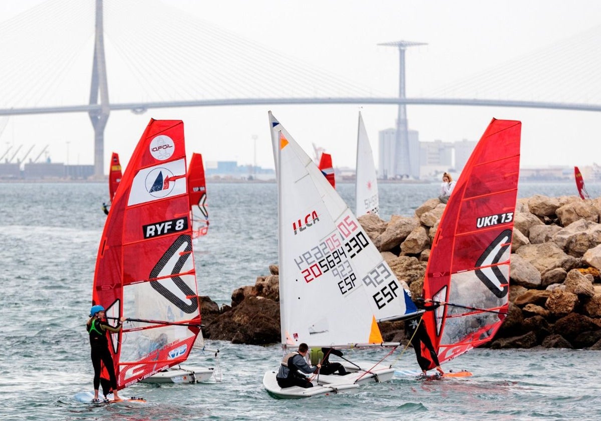 La XIX Semana Olímpica Andaluza - XXIV Trofeo de Carnaval tiene lugar en la Bahía de Cádiz.