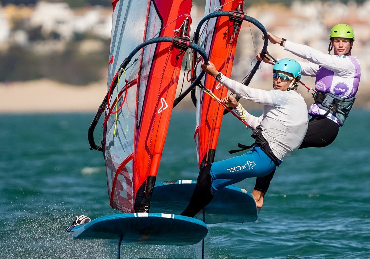 La competición ya ha empezado en las aguas de la Bahía de Cádiz.