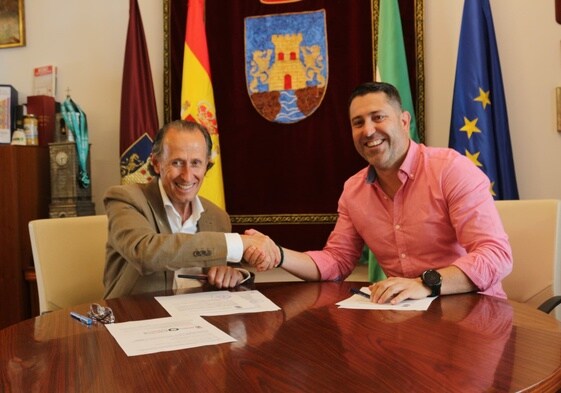 José María Román, alcalde, y Juan Luis Rojo, presidente, firman el acuerdo