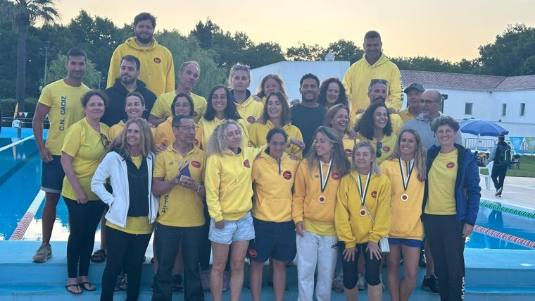 El Club Natación Cádiz fue el mejor en Loulé (Portugal).