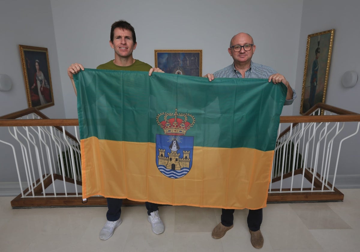 Pablo Grandes y José Ignacio González Nieto posan con la nueva Bandera Viajera de El Puerto.