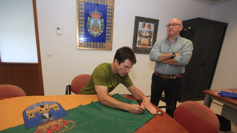 Pablo Grandes estampa su firma en la Bandera Viajera.