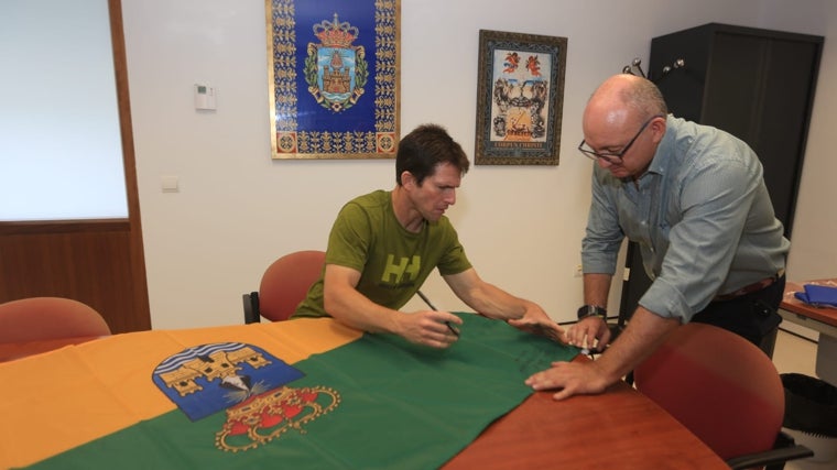 Pablo Grandes junto a José Ignacio González Nieto, edil de Juventud y Deportes del Ayuntamiento de El Puerto de Santa María.